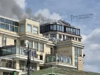 Более 100 спасателей борются с пожаром в жилом комплексе