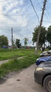 Оборванный провод угрожает безопасности прохожих в Белоусове