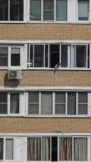 Опасное поведение ребенка: бутылки летят из окна на прохожих