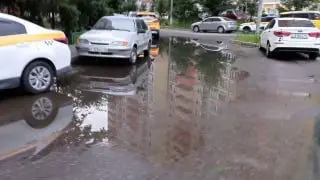 В Новой Трёхгорке продолжается борьба с течью: дом и асфальт страдают