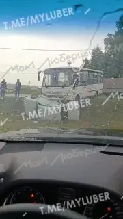 Служебный автобус сбил легковушку на шоссе в Балашихе