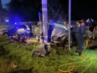 Авария на Новоугличском шоссе: Mercedes врезался в столб