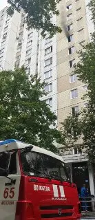 Электросамокат загорелся в подъезде жилого дома: пожарные на месте
