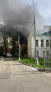 Серьезный пожар в центре Москвы: огонь охватил усадьбу Нарышкиных