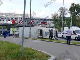 Грузовик перевернулся на Дмитровском шоссе: движение затруднено