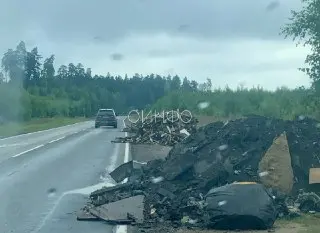 Строительный мусор на дороге между Шарапово и Шихово вызывает недовольство