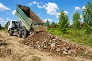 Водителей грузовиков оштрафуют на 100 тысяч рублей за сброс отходов