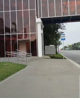 Обновленный пешеходный мост привлекает внимание в городе