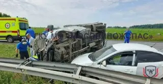 Авария на трассе ‘Урал’: ГАЗель перевернулась после столкновения