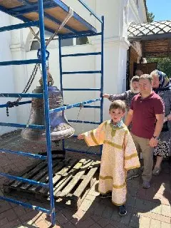 В Тихвинском храме установили новый колокол весом 245 кг