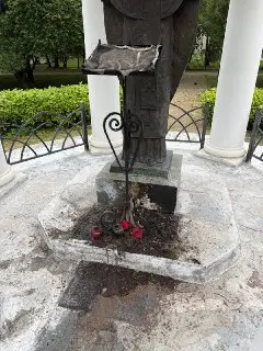 Вандалы подожгли памятник Святителю Николаю в сквере