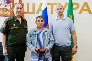 В Шатуре ветерана СВО Ильхама Ахмедова наградили двумя медалями