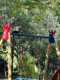 Неисправный фонарь угрожает безопасности на детской площадке