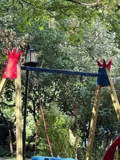 Сломанный фонарь угрожает безопасности детей на площадке