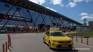 В Подмосковье оштрафовали 400 нелегальных таксистов в аэропортах