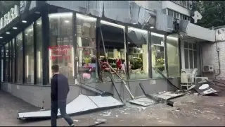 Нетрезвый экскаваторщик разрушил цветочный магазин в Москве