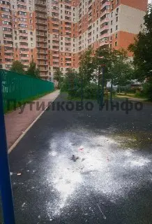 Внимание! Белый порошок найден во дворе дома на Спасо-Тушинском