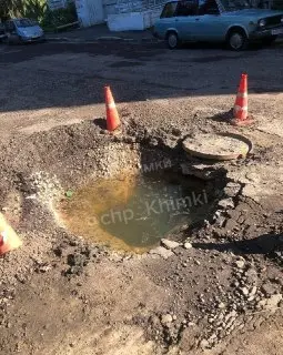 В Брехово обнаружена опасная яма под безобидной лужей