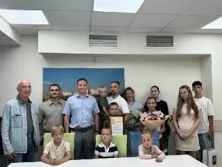 В районе чествовали семью с десятью детьми