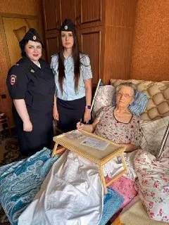 Сотрудники полиции вручили новые паспорта пожилой паре в Новосибирской области