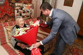 Ветеран труда Капиталина Ротина получила нагрудный знак за мужество