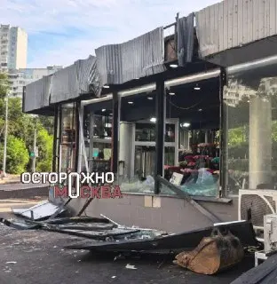 Экскаватор разрушил витрину цветочного магазина в Москве