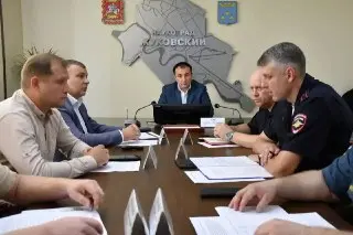 Обсуждение содержания дорог и безопасности детей на совещании
