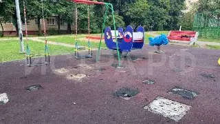 Детская площадка пришла в негодность всего за два месяца после ремонта