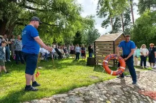 Спасательная служба демонстрирует навыки на Школьном озере
