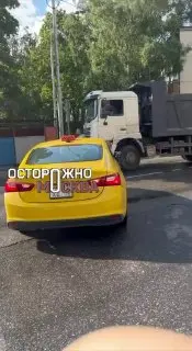 Водитель грузовика сбежал с места ДТП, сорвав номера