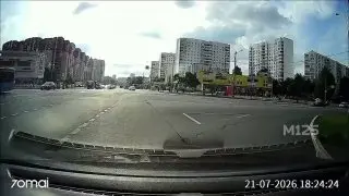 Водителям на заметку: подросток на самокате создает опасные ситуации