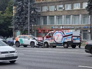 Серьезная авария на Можайском шоссе: два автомобиля столкнулись