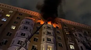 Пожар в историческом доме: в центре столицы бушуют пламя и дым