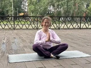 Участники «Активного долголетия» занимаются йогой в Домодедово