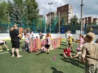 Спортивный праздник для детей прошел во дворе на Новокосинской улице
