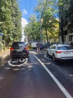 Два автомобиля врезались в столб на проспекте Мира