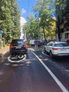Два автомобиля столкнулись со столбом на проспекте Мира