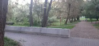 В Лефортовском парке устанавливают блоки для ремонта пруда