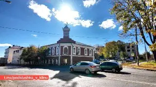 Опасность на тротуаре: проволока свисает у здания «с часами»