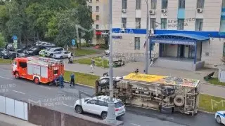 Грузовик перевернулся на Дмитровском шоссе: водитель не пострадал
