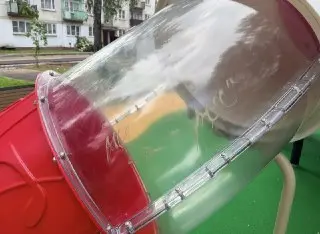 Вандалы испортили новую детскую площадку всего через 14 дней