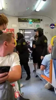 Скандал: Сотрудницы безопасности ударили подростков в поезде МЦД