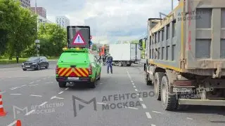 Авария с грузовиком на Сельскохозяйственной: пострадавшие и пробки