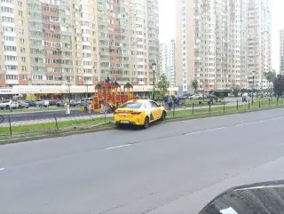 Автомобиль врезался в ограждение детской площадки: подробности ДТП