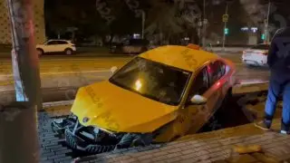 Такси сбило пешеходов на тротуаре в результате ДТП