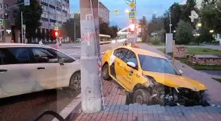Таксист попал в аварию, уворачиваясь от самокатчика на красный