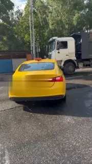Водитель грузовика сбежал с места ДТП, чуть не сбив людей