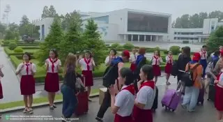 400 российских школьников отправились в лагерь в КНДР
