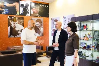 Олимпийский чемпион делится опытом с юными боксёрами