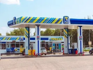 Банк ‘Россия’ подает на банкротство сеть АЗС ‘Трасса’